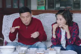 咱家：邻居大妈天天来蹭饭，小两口当着她面啃鸡腿，就不给你吃视频封面