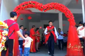 湖南一帅哥结婚，披红挂彩，带着迎亲队伍出发去迎娶新娘了视频封面