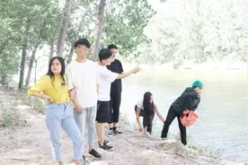 三个不孝子不给母亲治病，母亲想不开要跳河，还好女儿及时赶到视频封面
