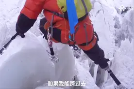 超励志！先后五次尝试登珠峰 无腿老人靠双腿假肢成功登顶视频封面