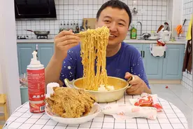 试吃火鸡面新口味，搭上芝士奶油，配一只炸鸡，香浓唯美，过瘾！视频封面