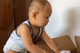 宝宝一周岁，会走会窜，还能听懂大人说话，真亲