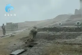 印军士兵高强度训练视频笑翻网友：确定不是马戏团小丑？视频封面