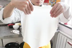 陕西老师傅教你地道手工凉皮的做法，薄筋光透亮滑的秘诀都告诉你视频封面