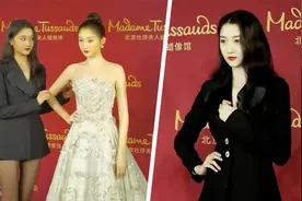 好可爱！关晓彤与蜡像合照手不知往哪放，表面御姐内心慌张反差萌视频封面