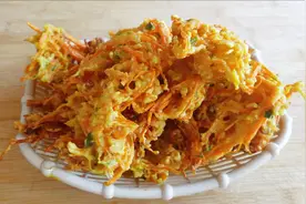 农村妈妈教你炸胡萝卜丝，香酥可口，一切一搅，美味好吃还简单