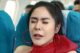 飞机上女人突然窜稀，却遇上气流厕所不能用，她该怎么办？喜剧片视频封面