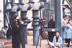 抖音最近火了一个戴口罩唱歌的小姐姐，一开嗓路人直接听呆了！视频封面