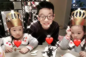杨云微博晒女儿，杨阳洋长大啦，10岁就公主抱双胞胎妹妹视频封面