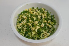 大妈用青椒和鸡蛋做馅包饺子，味道鲜美，做法简单又好吃视频封面