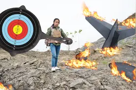 绝地求生真人版：大燕子用超大平底锅打爆飞机！她是特种兵吗？视频封面