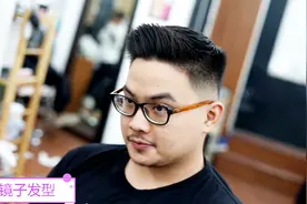 方脸型男士适合什么发型？周围铲短头顶向上梳，竟然这么帅