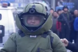 中国：特警沿路排爆，竟在湖中测到炸弹信号，所藏炸弹威力惊人视频封面