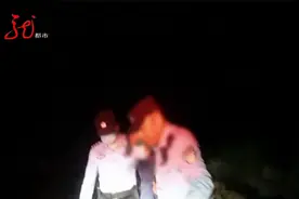 男子喝多之后醉卧马路 民警帮忙送其回家视频封面