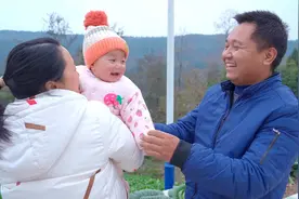 宝宝看妈妈吃东西，馋的两眼放光直咽口水，呆萌可爱萌翻网友视频封面