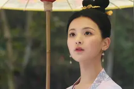 杨超越化身舔狗约男神，三人行女友力爆发，谁才是真正的电灯泡视频封面