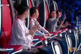 好声音：治愈系女嗓深情演唱《也罢》征服全场，遭四位导师争抢！