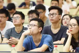 披着二本的外衣，收着一万多学费的民办三本，上它到底吃不吃亏？视频封面