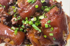 海边人真会吃，红烧猪脚加海螺肉，鲜香软糯又入味，太下饭了
