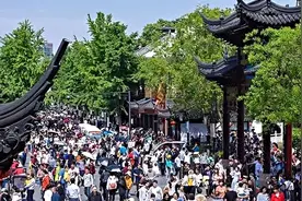 五一如何招揽游客？文旅局局长“变装”后，市委书记们也出马了视频封面