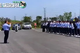 笑抽！湖南老板被群主踢出公司大群，开会训话：董事会主席都敢踢视频封面