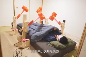 日本小伙制作最强闹钟，4个锤子做叫醒器，吵不醒你就锤醒视频封面