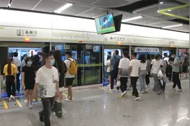 “一码通四城”  西安市民可异地乘坐地铁视频封面