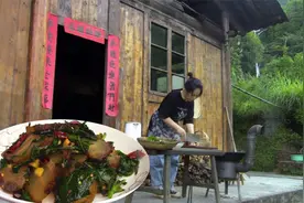 女子隐居山里，践行靠山吃山的原则，今天又吃野莴笋炒腊肉太香了视频封面