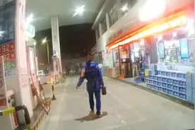 散装加油要有手续 私自操作属于违规视频封面