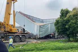 成都通报水泥罐车因操作不当撞上收费亭立柱：司机轻伤视频封面