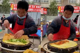 咸阳大叔幽默卖煎饼给顾客逗的哈哈大笑！网友：他卖的是人情世故视频封面