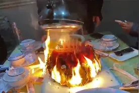 女子庆生许愿不料蛋糕着火，网红蛋糕秒变“炭烧蛋糕”视频封面