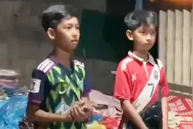 那个会八国语言的卖纪念品的柬埔寨男孩，来中国念书啦！视频封面