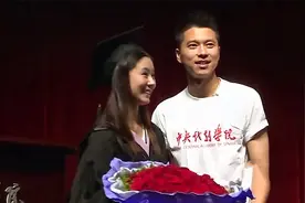王雷李小萌恩爱集锦，毕业典礼王雷惊喜求婚，小萌：你胆太大了！视频封面