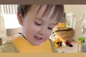 中国媳妇负责买菜，挪威老公展示厨艺，混血儿子只管吃的开心！视频封面