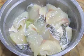厨师长教你做番茄鲈鱼，鱼肉鲜嫩要用技巧，喝完酣畅淋漓还想喝视频封面