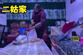 奶奶上街补鞋，外孙媳妇看见后，把自己新买的鞋给奶奶穿视频封面