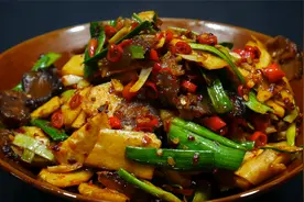 湘菜大厨教你冬笋炒腊肉，只需掌握这几个步骤，爽脆可口又下饭视频封面