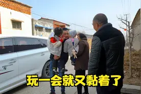 江苏女婿回河南过年，闺女半年都没见爸爸，害羞的不敢往身边凑视频封面