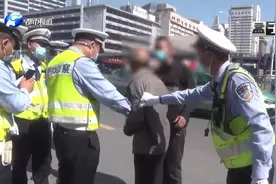 郑州：老人骑电车拉客，逆行机动车道被查，连说“我错了”！视频封面