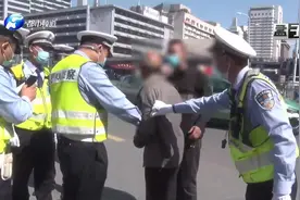 郑州：老人骑电车拉客，逆行机动车道被查，连说“我错了”！视频封面