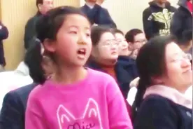 小女孩台下唱《卡路里》一夜爆红，表情自信可爱，网友：小万人迷视频封面