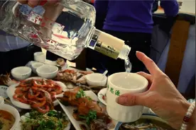 多位女性讲述职场酒局：经常陪领导去喝酒，不喝被指不给面子视频封面