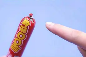 原来火腿肠铝环下有个“小机关”，轻轻一拉完整打开，别用牙咬了视频封面