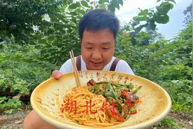 湖北特色“热干面”拌着虎皮辣椒一起吃，真叫一个爽视频封面