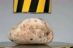 最坚硬的石头VS液压机到底谁更硬？老外亲测，场面太震撼！视频封面