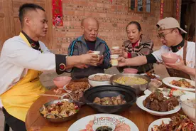 【兔年年夜饭】分享如何两个人制作一桌十六道年菜，从备菜到上桌视频封面