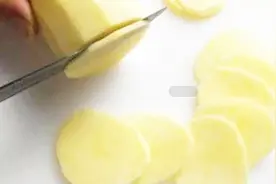 土豆切片加上淘米水，清洗头发有妙效，真是神奇视频封面