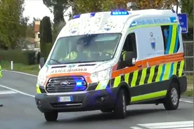 意大利救护部门庆祝新车入列 车队在路上巡游 打开警报声势浩大视频封面
