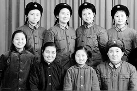 这位开国少将生了七个女儿，被称为“七朵金花”，羡煞旁人视频封面